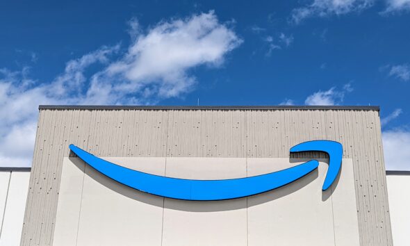 Amazon plans record 300k holiday hires as the rest of retail pulls back – GeekWire