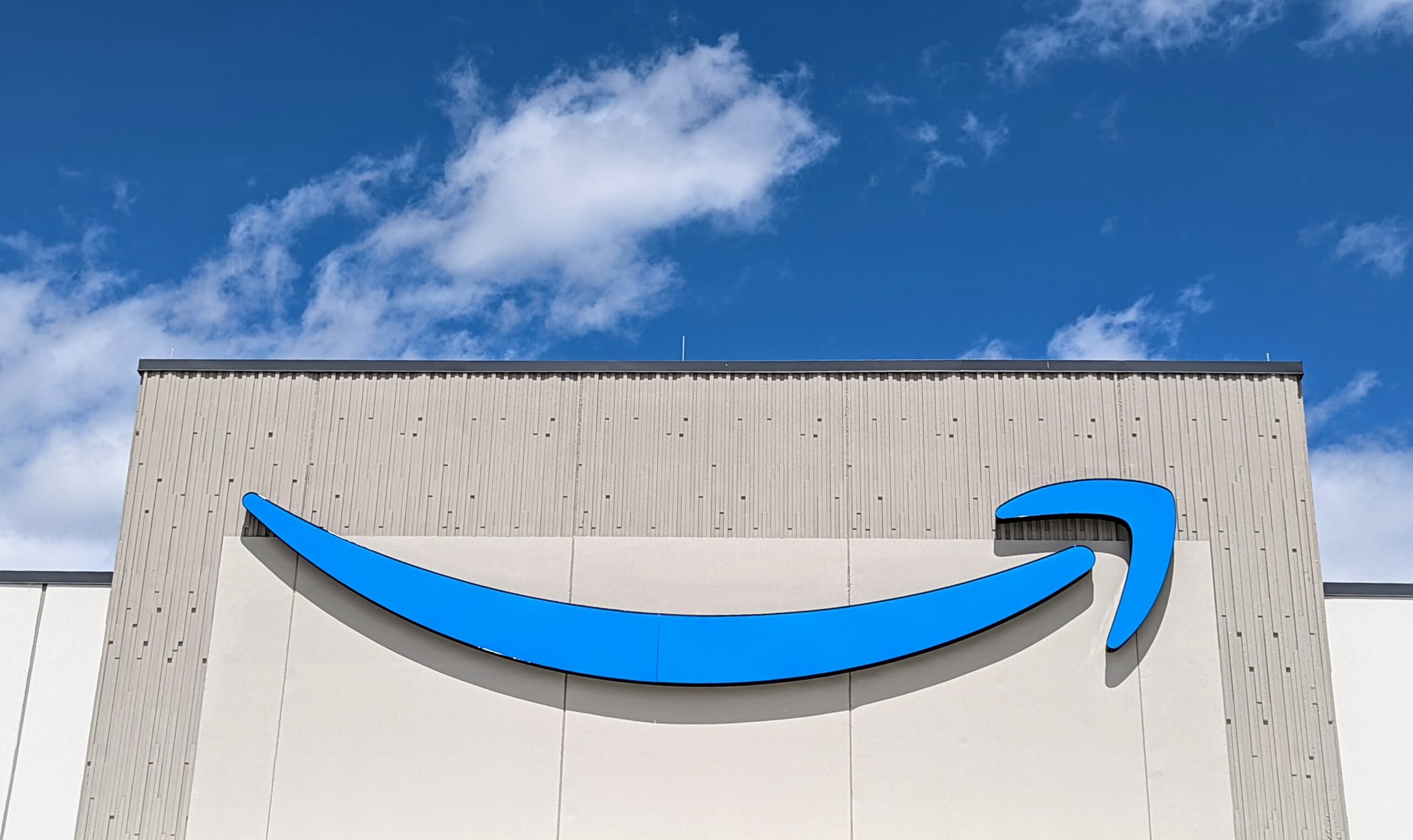 Amazon plans record 300k holiday hires as the rest of retail pulls back – GeekWire