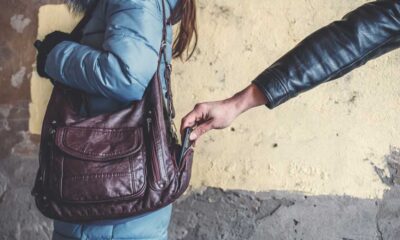 Dieb stiehlt Telefon oder Smartphone aus einer Tasche
