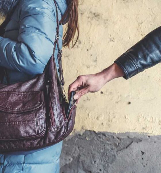 Dieb stiehlt Telefon oder Smartphone aus einer Tasche