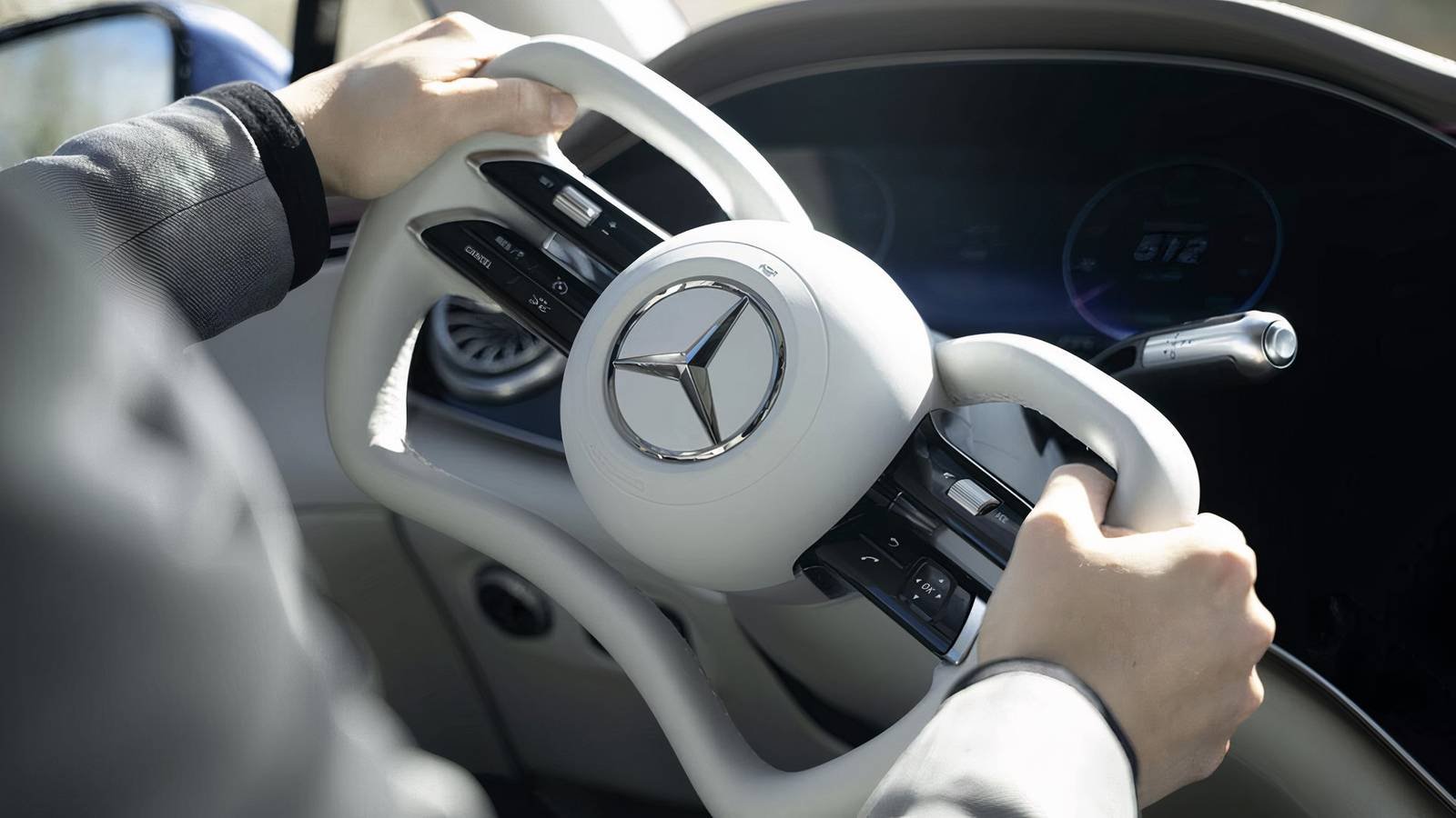 Mercedes patents a steering wheel that can change size